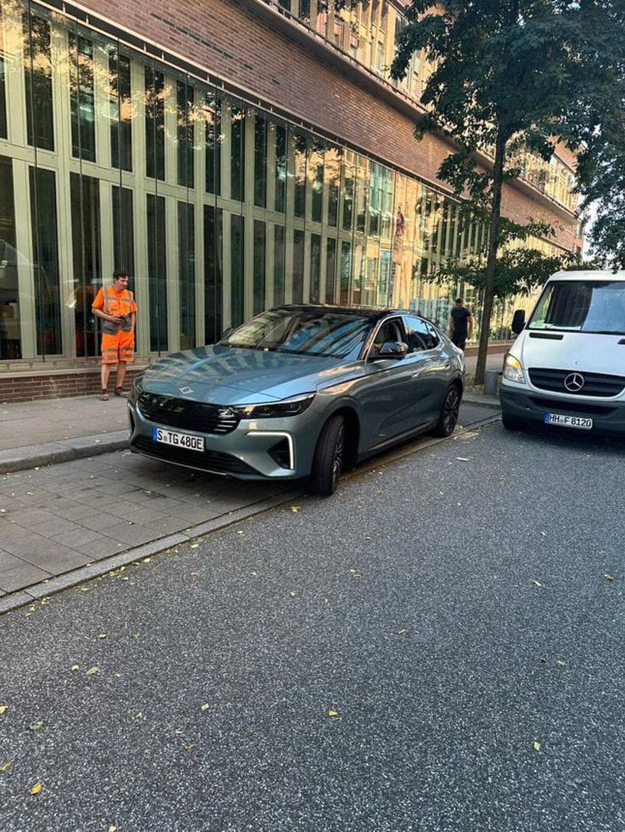 Telefonla çekilmiş orijinal araç fotoğrafı